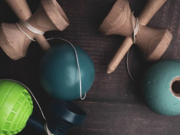 Bulanık ahşap arka plan üzerinde Geleneksel Japon ahşap oyuncak Kendama, Japon erkek oyuncak Sembolü.