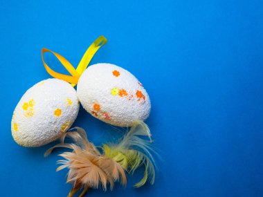 Mavi arka plan üst görünüm mockup Paskalya yumurtaları