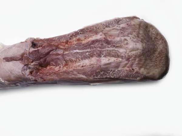 Surowe mięso wołowe lub wieprzowe na białym tle. — Zdjęcie stockowe