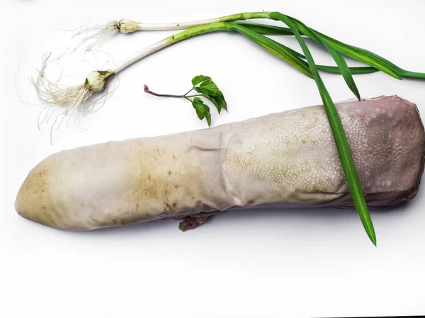 Lengua cruda de ternera o cerdo aislada sobre fondo blanco, espacio para copiar —  Fotos de Stock