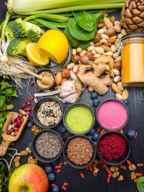 koyu ahşap arka plan üzerinde farklı renkli superfoods