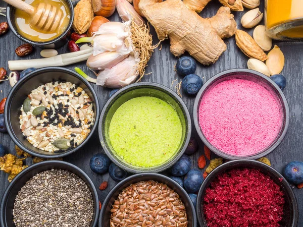 Verschiedene bunte Superfood-Pulver, Reinigungs- und Entgiftungskonzept — Stockfoto