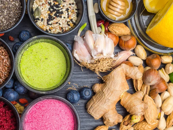 Çeşitli renkli superfood tozları, cleasing ve detoks konsepti