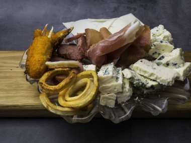 antipasti ve farklı et ve peynir ürünleri ile yemek tabağı