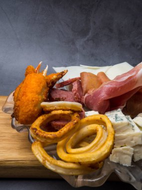 antipasti ve farklı et ve peynir ürünleri ile yemek tabağı