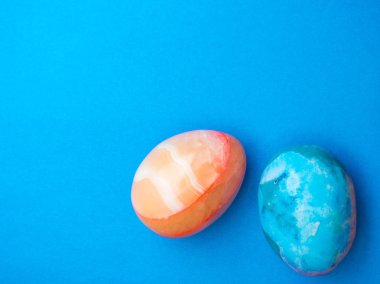 Paskalya yumurtaları mavi, bahar ve paskalya konseptinde izole