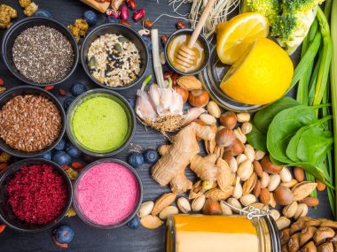 koyu ahşap arka plan üzerinde farklı renkli superfoods