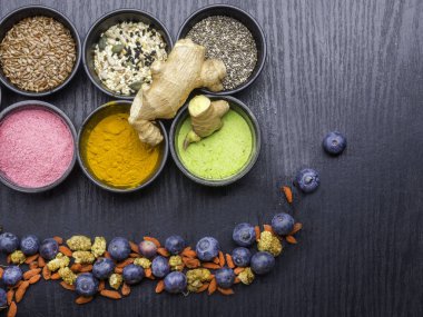 Koyu arka planda çeşitli renkli superfoods koleksiyonu