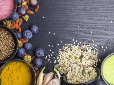 Koyu arka planda çeşitli renkli superfoods koleksiyonu