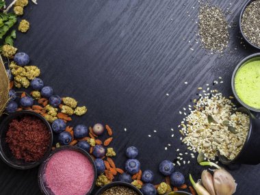 Koyu arka planda çeşitli renkli superfoods koleksiyonu