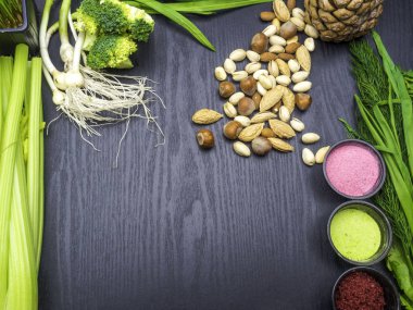 Ahşap arka plan üzerinde çeşitli süper gıdalar