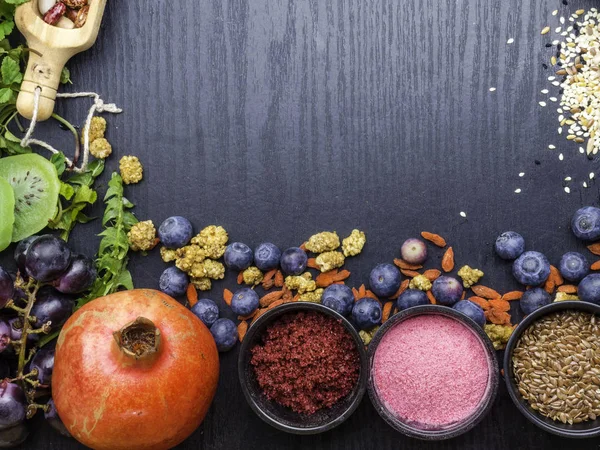 背景的超级食物，如蓝莓，果菜，覆盆子和草莓粉，石榴，葡萄，豆类，健康和清洁饮食概念 — 图库照片