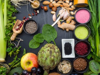 ahşap arka plan üzerinde süper gıda, kopya alanı