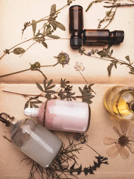 Fondo de belleza de estilo, banner web. Mascarilla para la piel, botella de tónico, flores secas, hojas. Cosmética ecológica, concepto de spa. vista superior — Foto de Stock