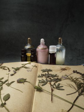Aroma esansiyel yağı. Kurutulmuş çiçekler arasında Kozmetik Şişe, şifalı otlar çeşitli. Doğal kozmetik ve cilt bakımı, bitkisel miscellany