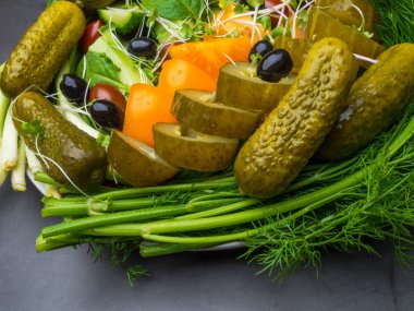 taze salata, domates, salatalık, microgreens, dereotu, soğan, zeytin, ıspanak