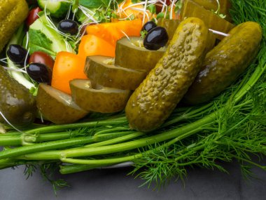 taze salata, domates, salatalık, microgreens, dereotu, soğan, zeytin, ıspanak