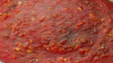 dikenli çim, ahşap iskele, mavi nehir, sakin ve gevşeme kavramı tekne görünümü