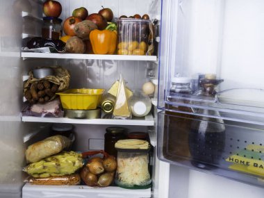 açık buzdolabı gıda, yağ, sos, diyet kavramı ile dolu