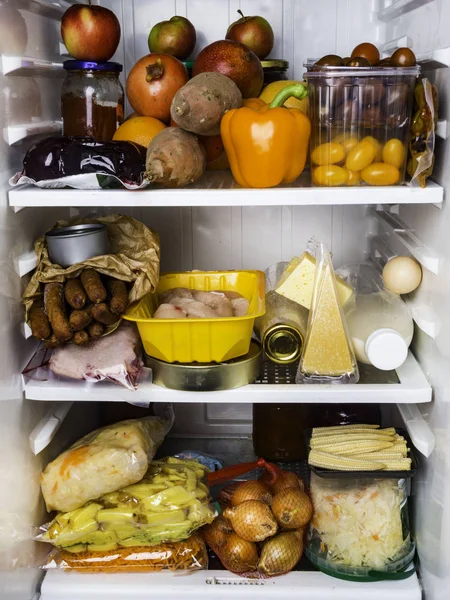 Farbige Lebensmittel im offenen Kühlschrank — Stockfoto