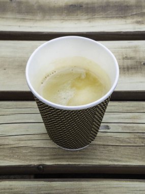 Kağıt bardak kahve take-away, en iyi görünüm. Ahşap masa ve metin için yer.