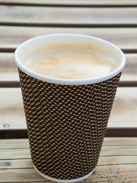 Бумажный кофе чашку с бумажным пакетом готовы идти или забрать кофе — стоковое фото