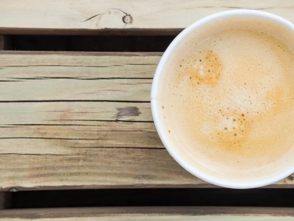 Una taza de café para ir a la mesa de madera. Café de calle, vista superior . — Foto de Stock