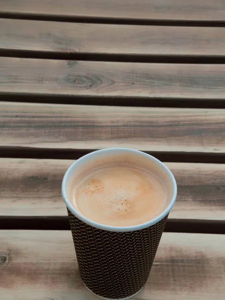 Taza de café de papel listo para ir o quitar el café — Foto de Stock