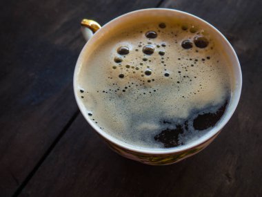 Ahşap arka plan üzerine taze kahve fincanı, üst görünüm, seçici odak