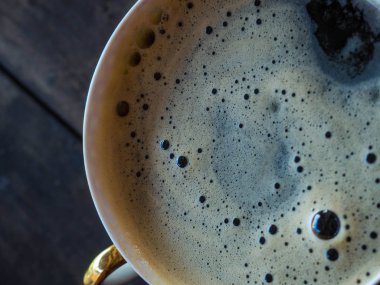 Ahşap masa arkasında kahve fincanı manzarası