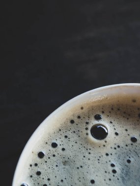 Ahşap masa arkasında kahve fincanı manzarası