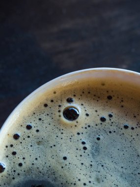 Ahşap masa arkasında kahve fincanı manzarası