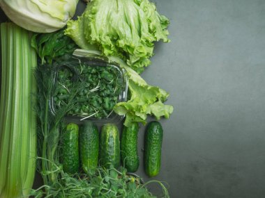 Taze bahçe sağlıklı bir beslenme konsepti olarak Yeşil sebzeler organik sağlık sembolü olarak yetiştirilen üretmek