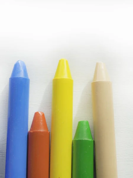 Whiteboard mit Buntstiften zum Zeichnen. Raum zum Kopieren. das Konzept des Tages des Wissens, 1. September, Beginn des Unterrichts — Stockfoto