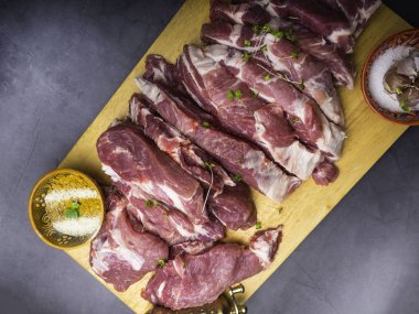 taze domuz malzemelerle koyu arka plan üzerinde yemek pişirmek için