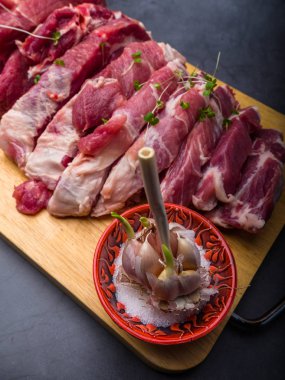 taze domuz malzemelerle koyu arka plan üzerinde yemek pişirmek için