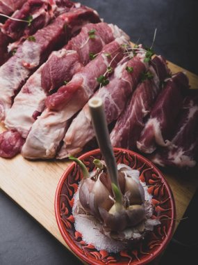 taze domuz malzemelerle koyu arka plan üzerinde yemek pişirmek için