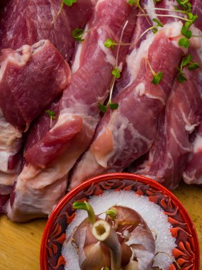 Mikrogreens ile taze çiğ et dilimleri yakın