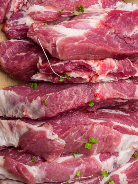 Vers rauw rundvlees schijfjes met micro greens close up — Stockfoto