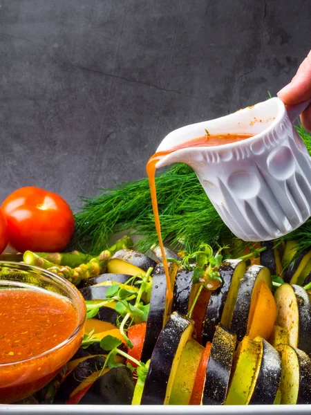生の有機野菜を切り取り、トマトソースに油を加えた組成物 — ストック写真
