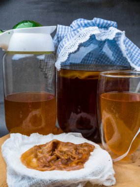 fermente içecek, cam bir kavanozda jun çay sağlıklı doğal probiyotik.