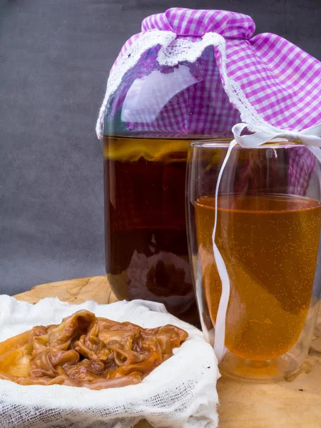 Chá de kombuchá cru fermentado caseiro. Bebida com sabor probiótico natural saudável . — Fotografia de Stock