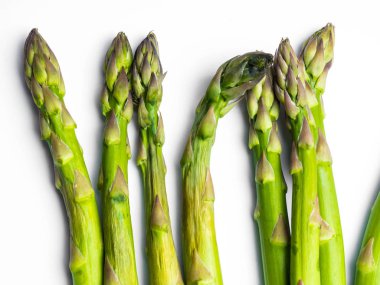 beyaz arkaplanda kuşkonmaz