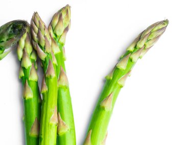 beyaz arkaplanda kuşkonmaz