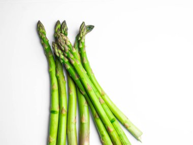 beyaz arkaplanda kuşkonmaz