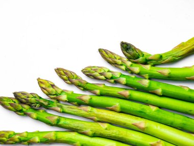 yeşil kuşkonmaz beyaza izole edilmiş.