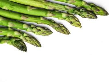 yeşil kuşkonmaz beyaza izole edilmiş.