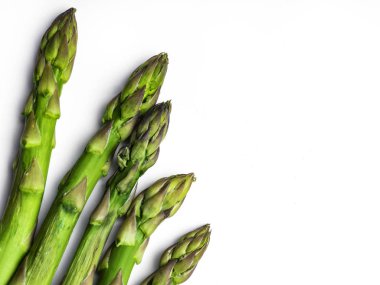 yeşil kuşkonmaz beyaza izole edilmiş.