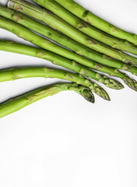 Beyaz arkaplanda taze kuşkonmaz izole edildi