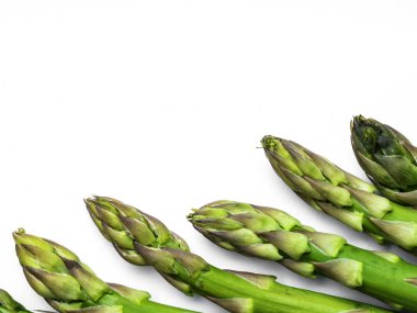 Beyaz arkaplanda taze kuşkonmaz izole edildi